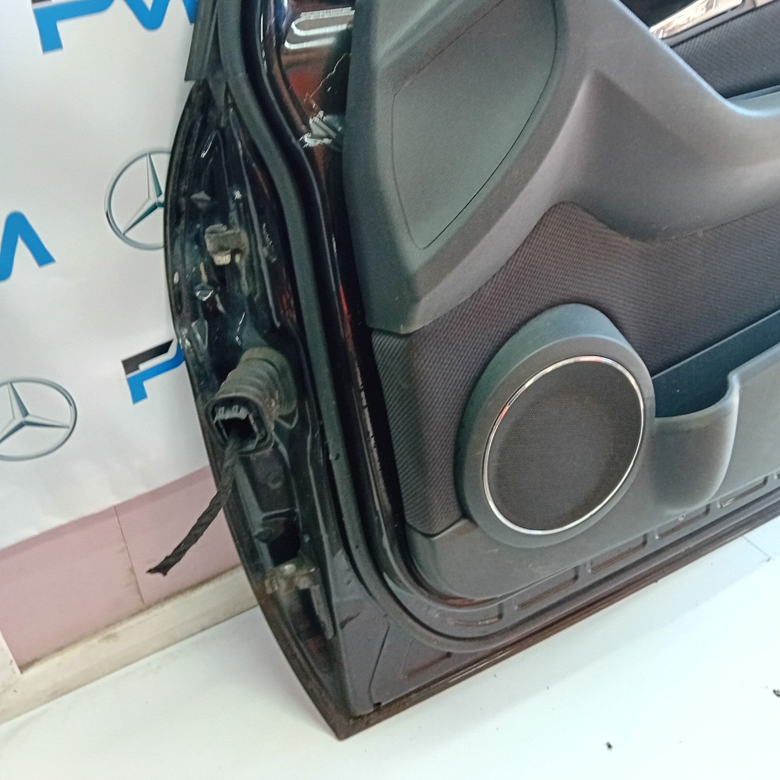 MERCEDES BENZ B-CLASS  W245  DRIVER SIDE FRONT DOOR ( OFF SIDE FRONT ) FM01