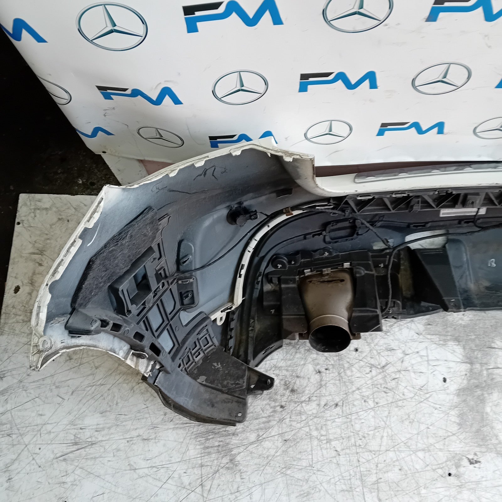 MERCEDES BENZ GLA W156 AMG REAR BUMPER ŴHITE 2016 A1568854340 COMPLETE FMX124