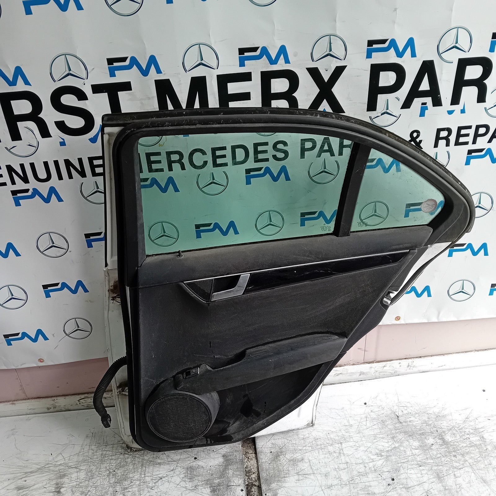 MERCEDES C-CLASS W204 SLN DRIVER REAR DOOR OSR WHITE 2008-2014 COMPLETE FMD441