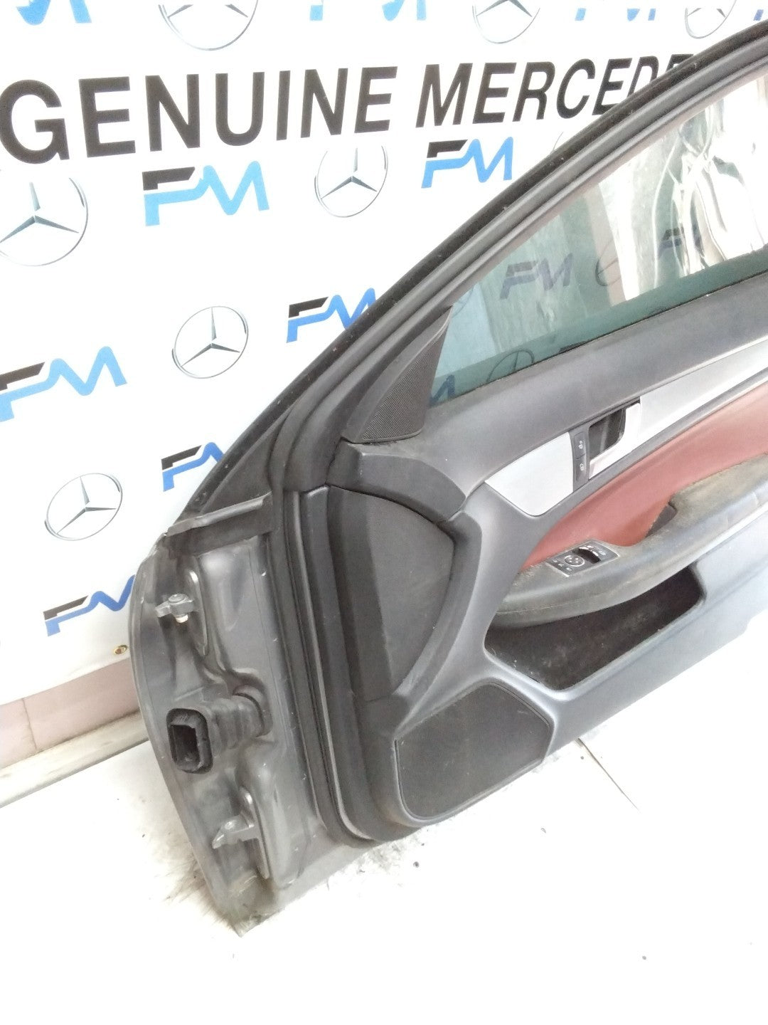 MERCEDES BENZ C-CLASS W204 DRIVER FRONT DOOR OSF GREY 2007-2014 COMPLETE FMD315