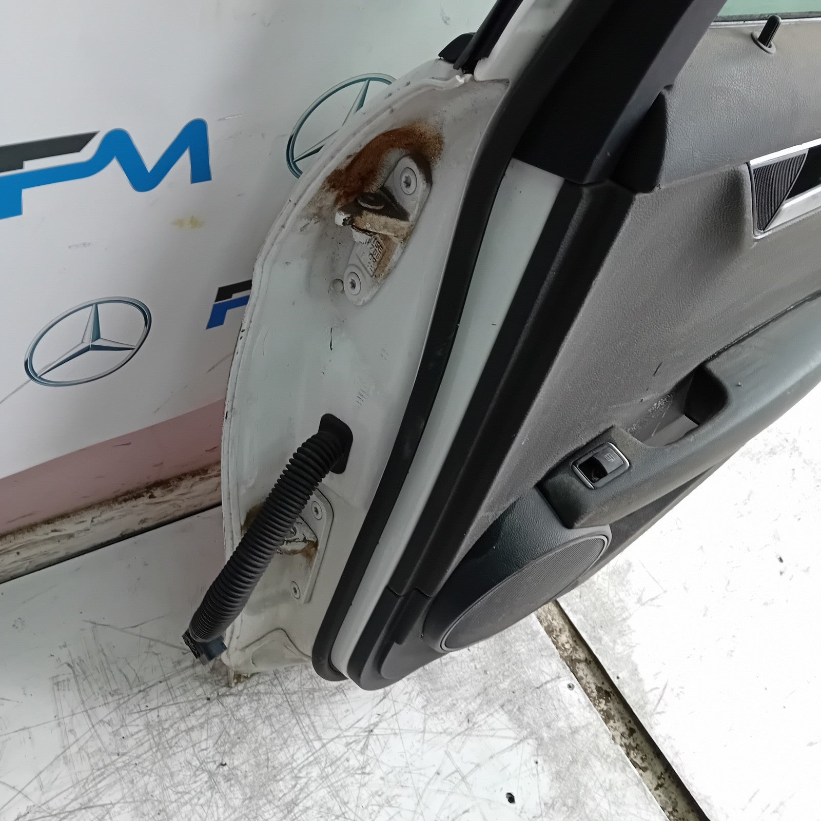 MERCEDES C-CLASS W204 SLN DRIVER REAR DOOR OSR WHITE 2008-2014 COMPLETE FMD441