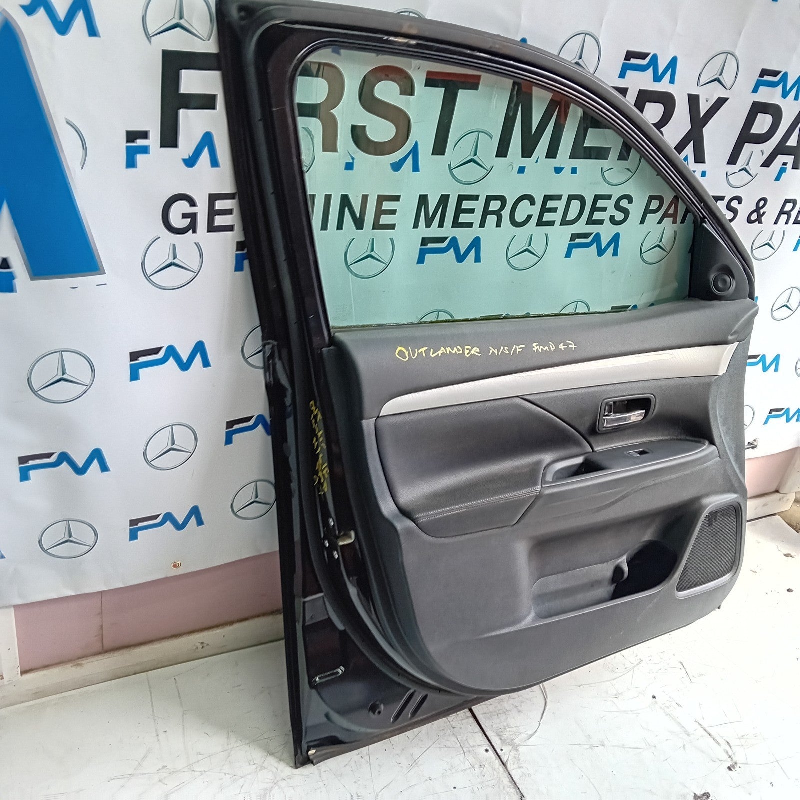 MITSUBISHI OUTLANDER  PASSENGER SIDE FRONT DOOR N/S/F COMPLETE BLACK FMD47