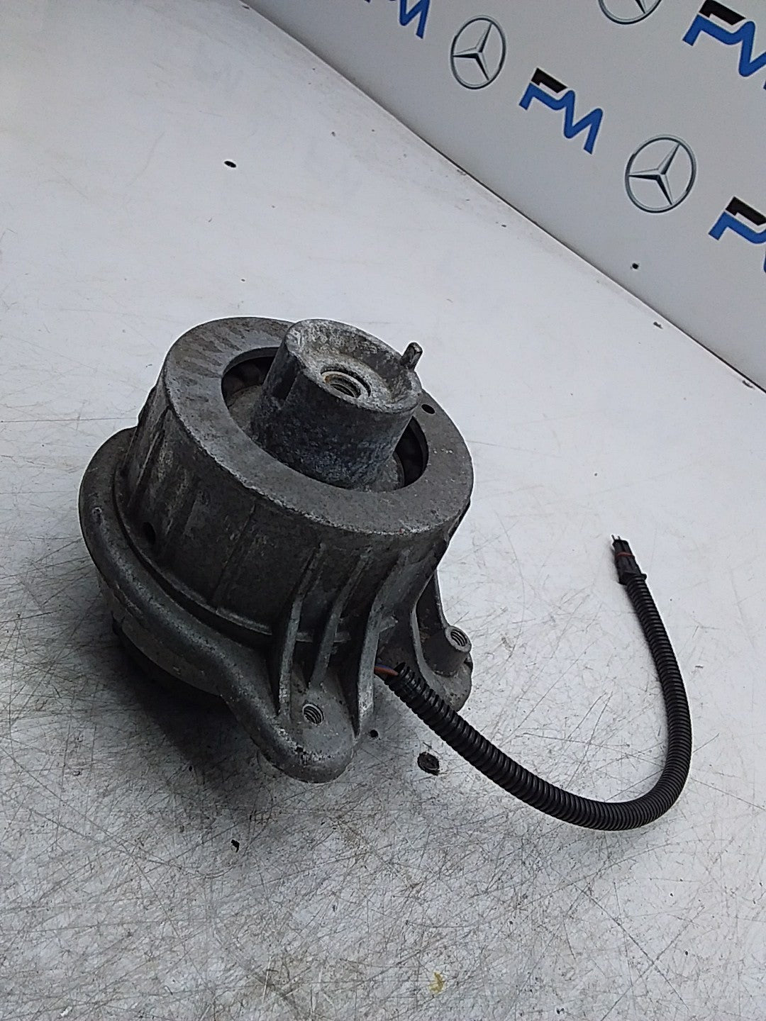 MERCEDES BENZ  S-CLASS W222  ENGINE MOUNT LEFT A2222404500 FMR317