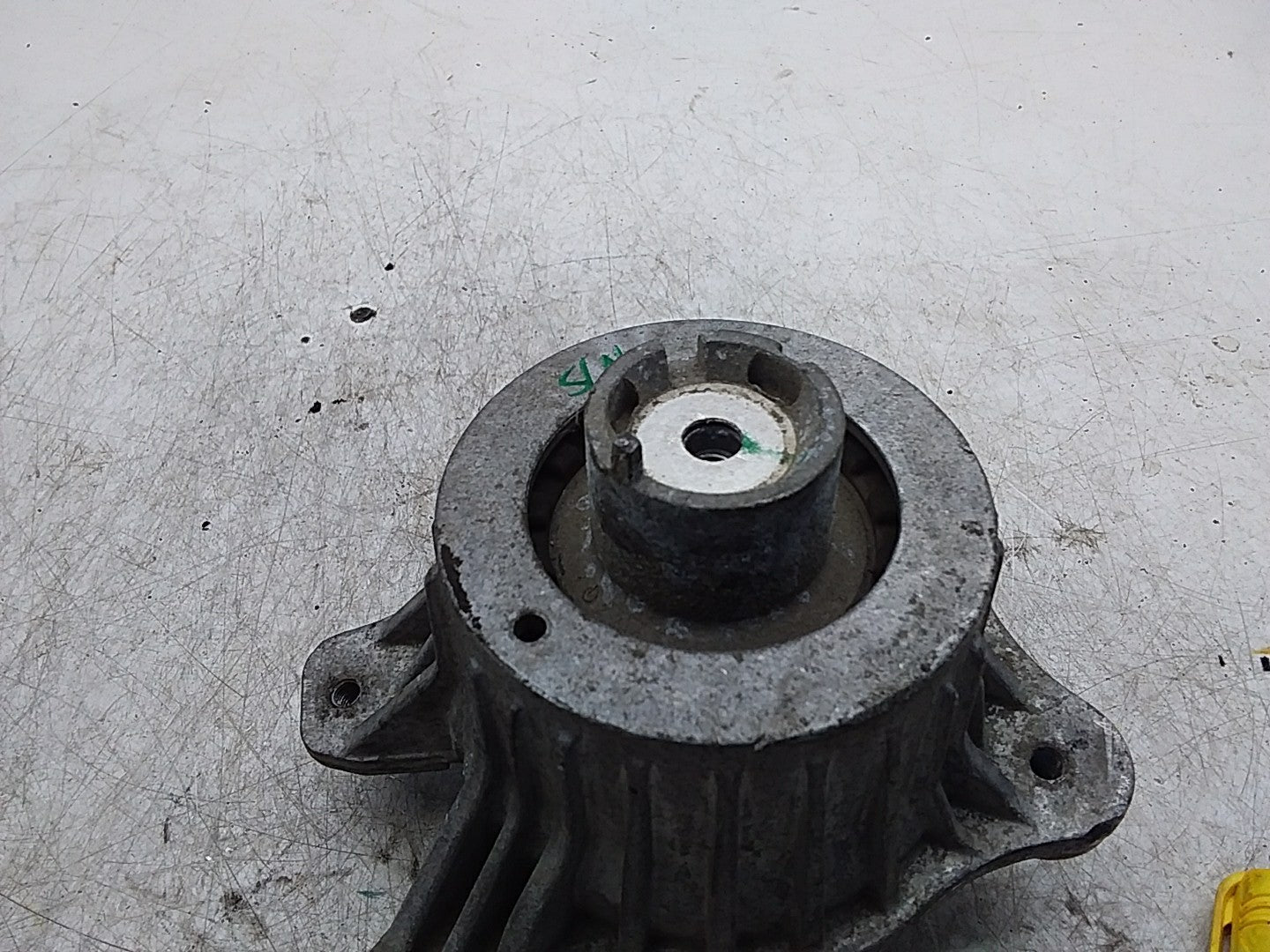 MERCEDES BENZ  C-CLASS  W205  ENGINE MOUNT LEFT NS A2052406617 FMR351