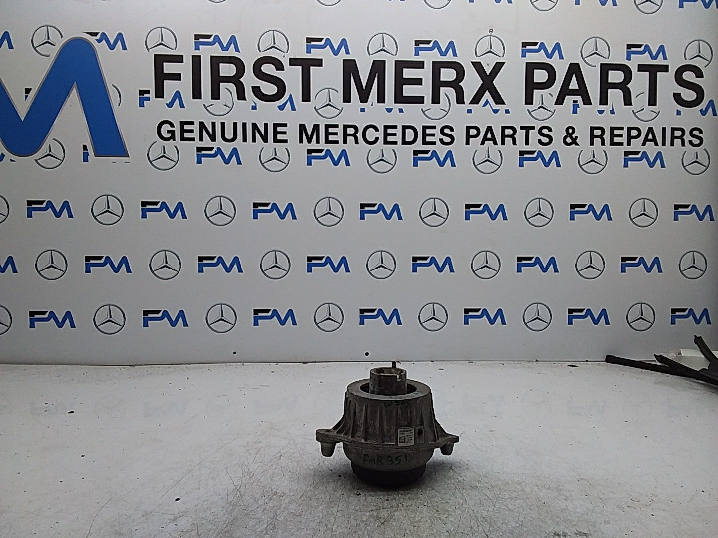 MERCEDES BENZ  C-CLASS  W205  ENGINE MOUNT LEFT NS A2052406617 FMR351
