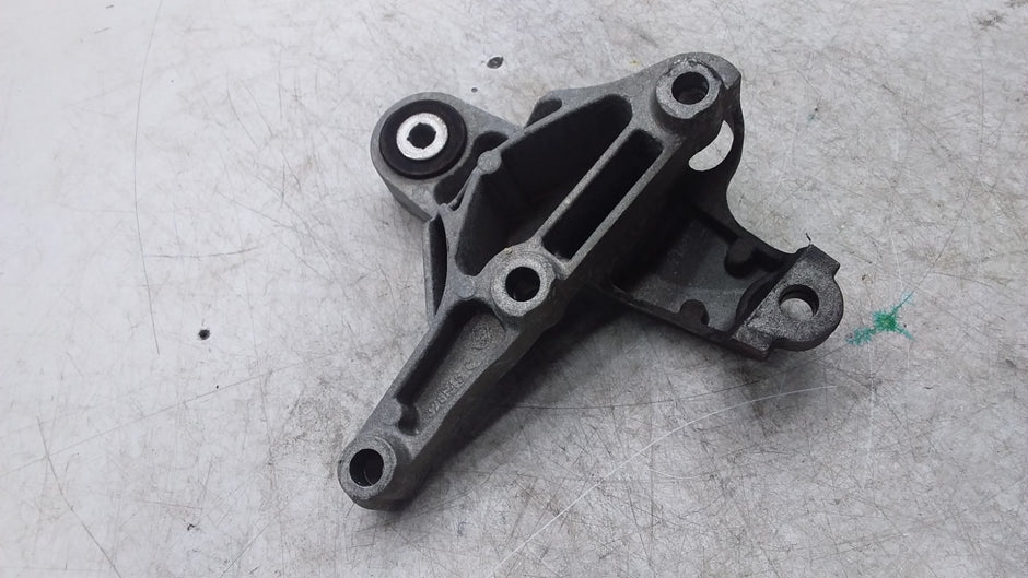 MERCEDES BENZ A-CLS W176 ENGINE MOUNTING BRACKET A2462401809 FMR449