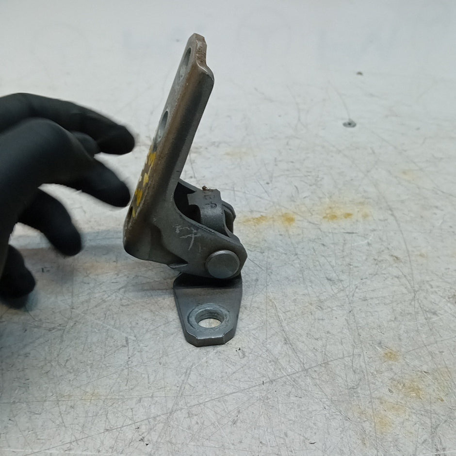 MITSUBISHI OUTLANDER MK3  FRONT DOOR HINGE PANEL E1 A046834 FM001643