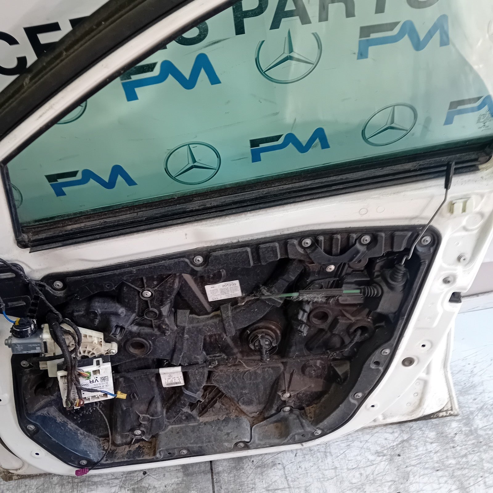 MERCEDES BENZ C-CLASS W205 DRIVER FRONT DOOR OSF 2014 WHITE  FMD507