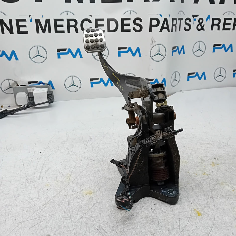 MERCEDES B-CLASS W246 CLUTCH PEDAL WITH CYLIBDER A2462900619 2015  FM001477