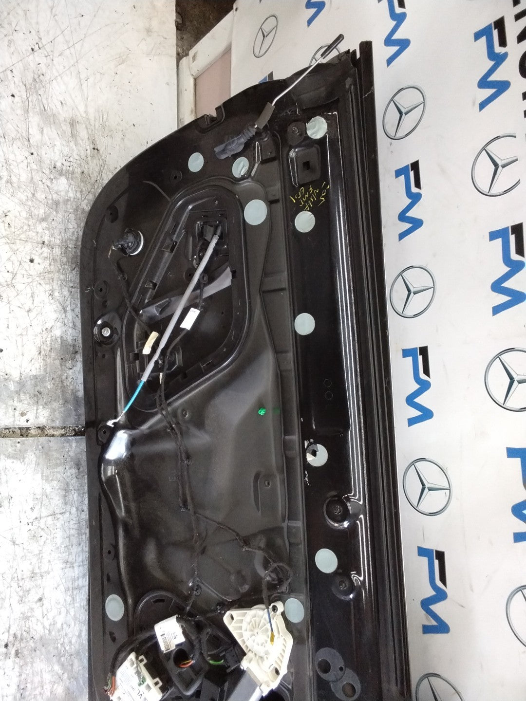 MERCEDES BENZ  C-CLS W205  PASSENGER FRONT DOOR NSF BLACK 2014-21  FMD601