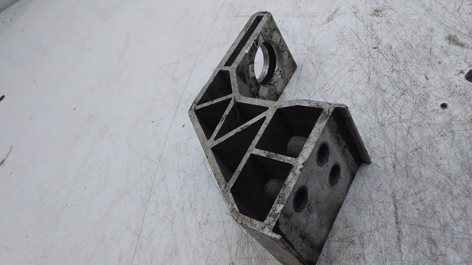 MERCEDES BENZ  C-CLASS  RADIATOR MOUNT BRACKET RIGHT SIDE   FMR400