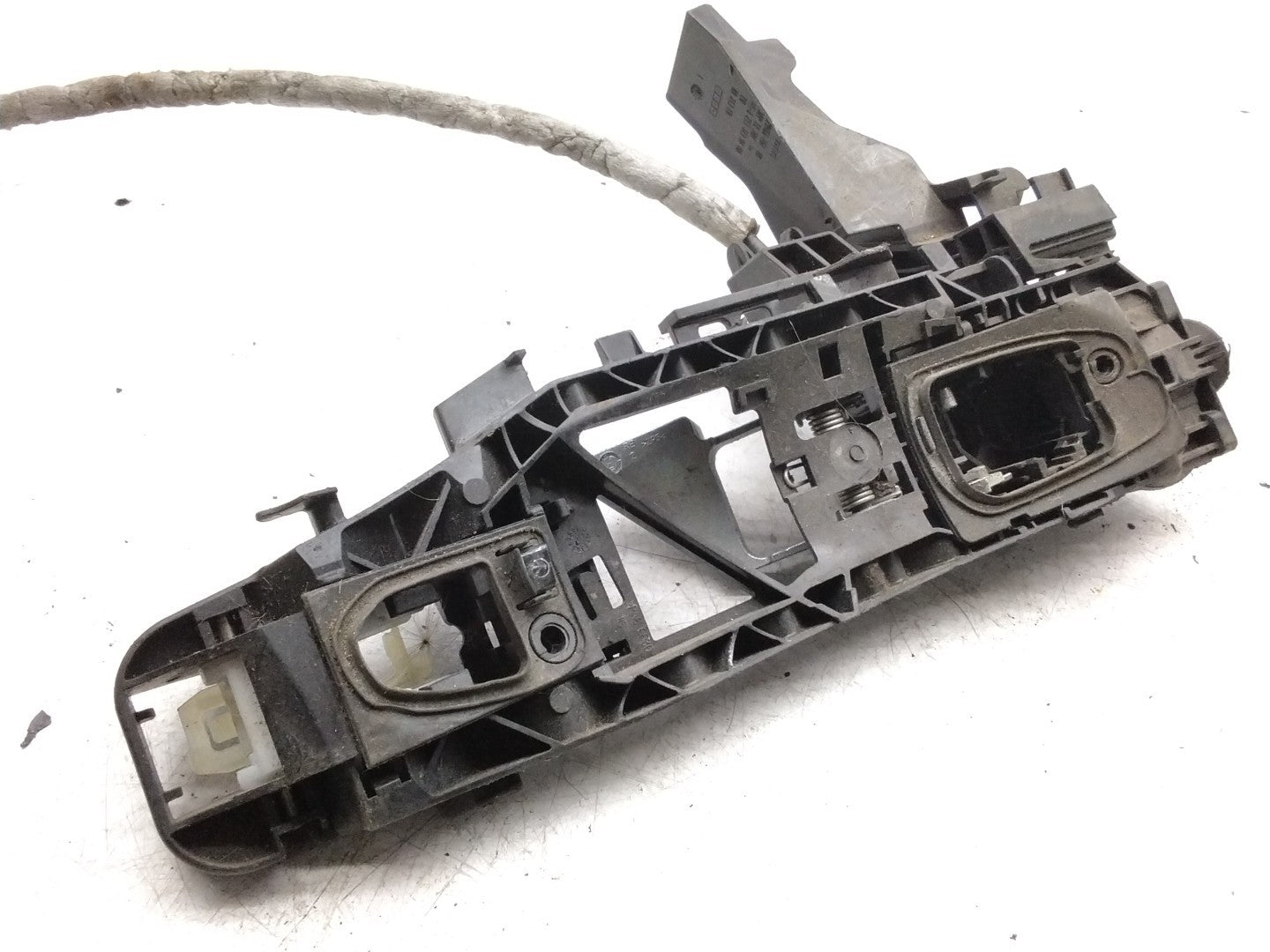 MERCEDES MERCEDES C-CLASS W205 FRONT RIGHT DOOR HANDLE BRACKET A0997604600 FMR40