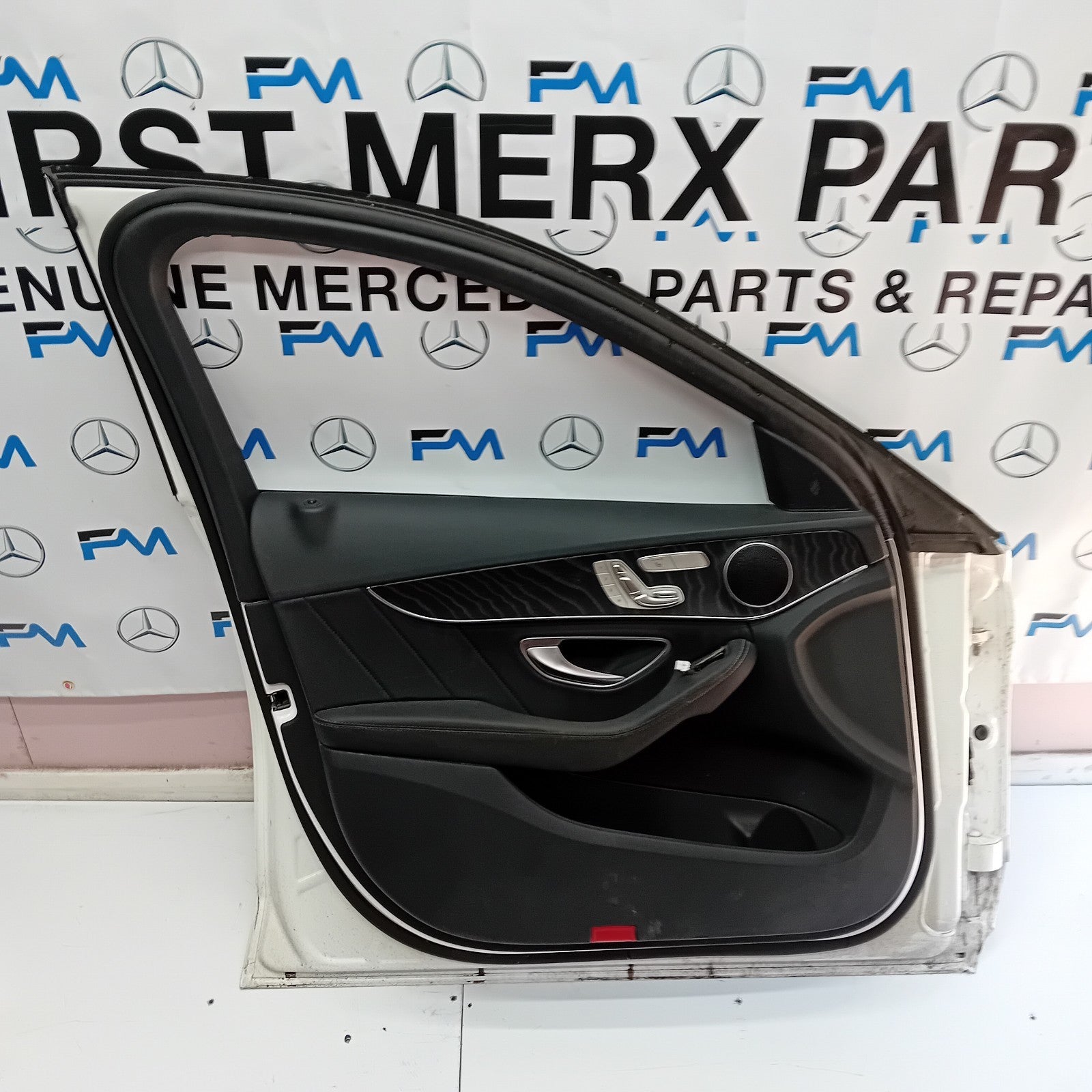 MERCEDES BENZ C-CLASS  W205 PASSENGER SIDE FRONT DOOR ( NEAR SIDE FRONT ) FM04
