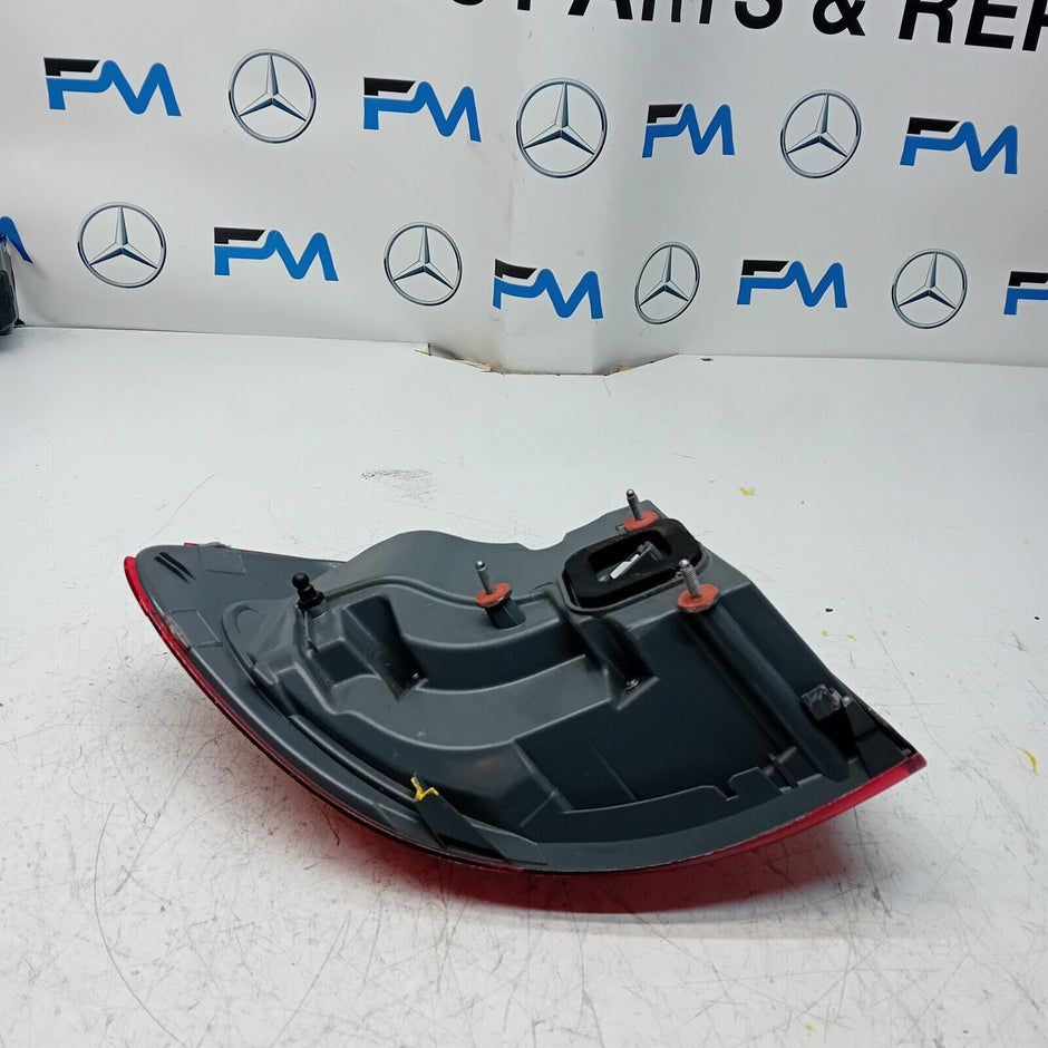MERCEDES E-CLASS W213 2016 REAR DRIVER O/S TAIL LIGHT FMT49. (DAMAGED)