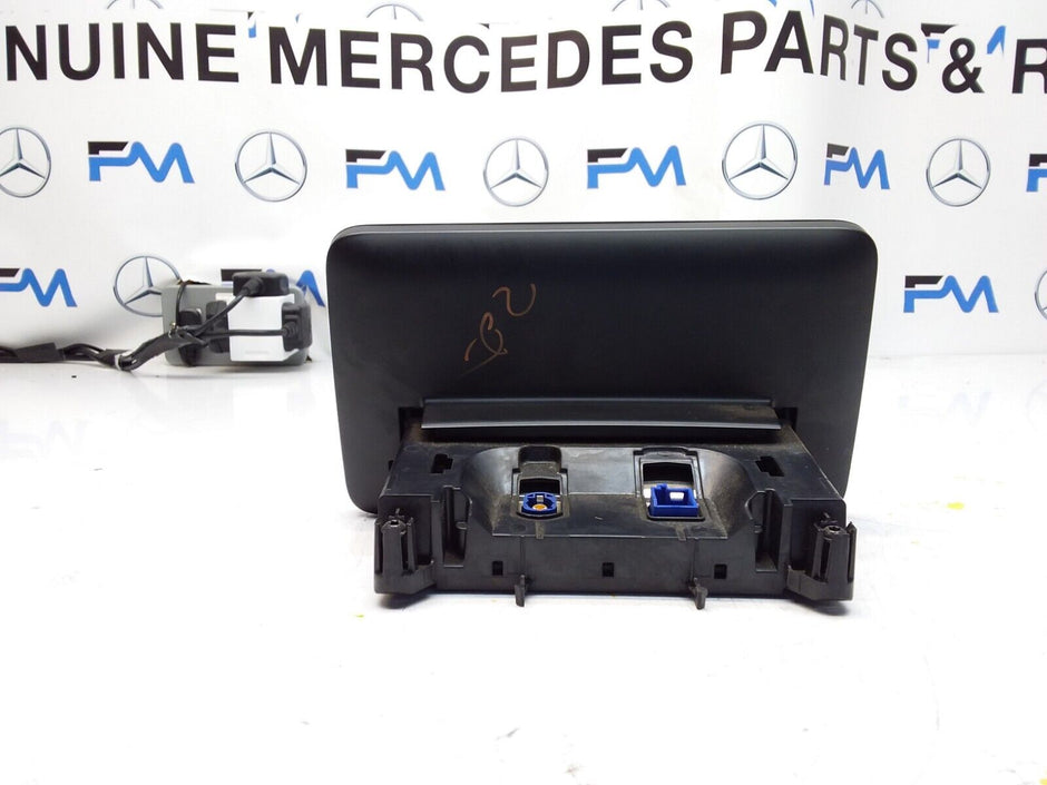 MERCEDES C-CLASS W205 2017 SAT NAV MULTIMEDIA SCREEN A2059004113 FM00674
