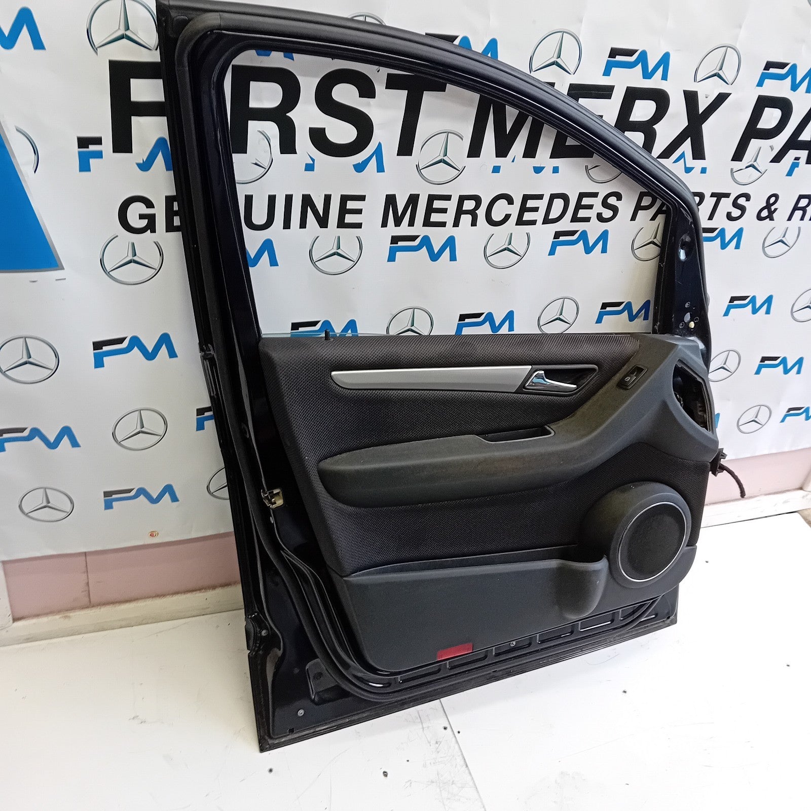 MERCEDES BENZ B CLASS W245 PASSENGER SIDE REAR DOOR ( NEAR SIDE REAR ) FM012