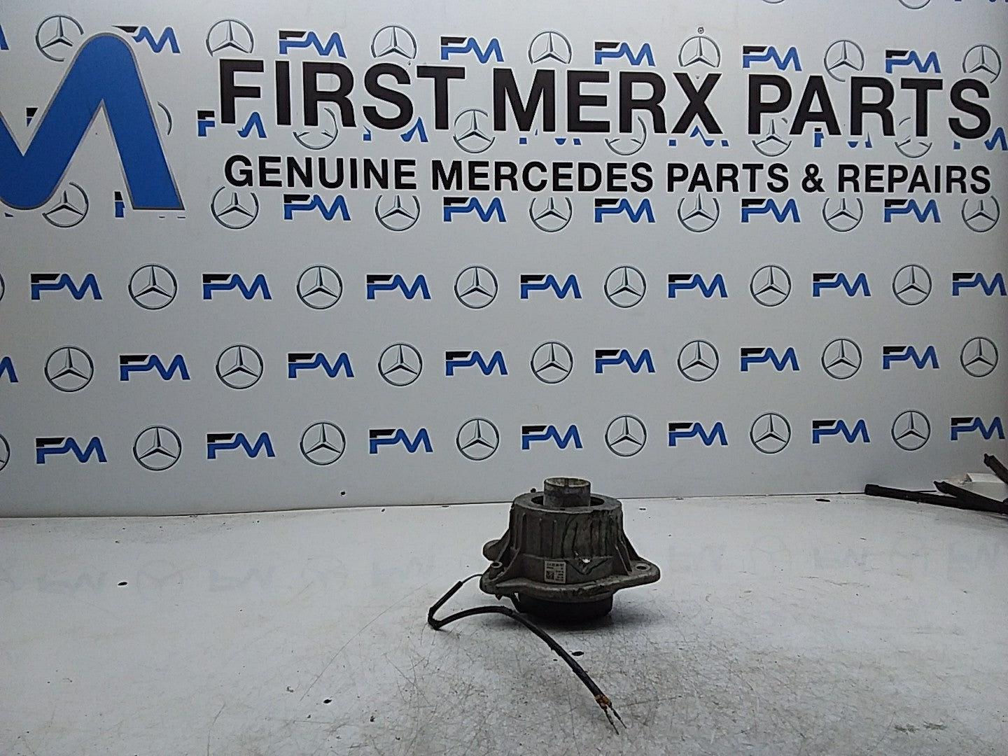 MERCEDES BENZ  S-CLASS W222  ENGINE MOUNT LEFT NS A2222407517 FMR326 (DAMAGED)