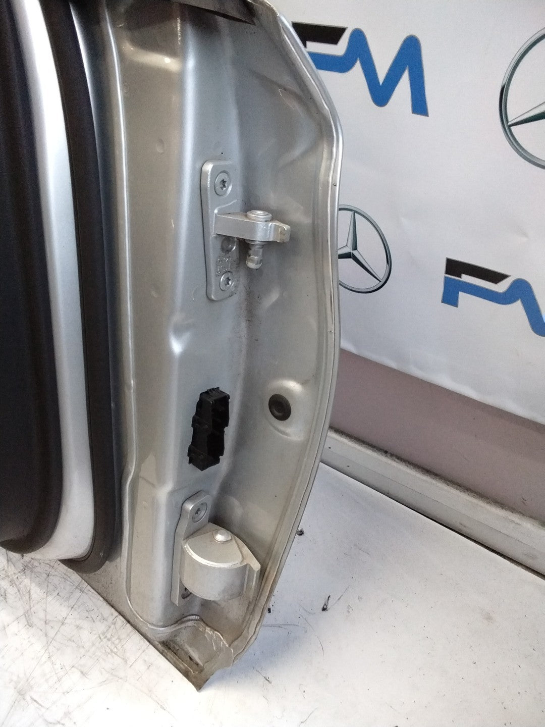 MERCEDES C-CLASS W205 PASSENGER SIDE FRONT DOOR N/S/F COMPLETE SILVER FMD105