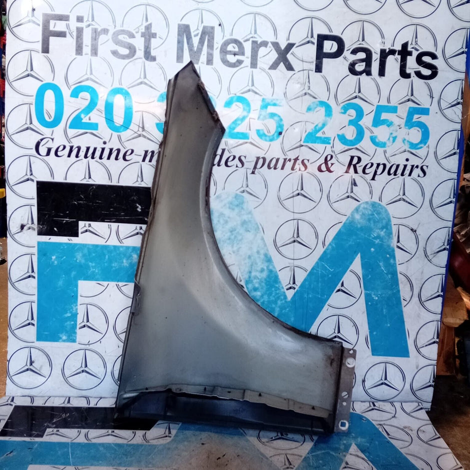 MERCEDES BENZ C-CLASS W204 FRONT PASSENGER SIDE ( NEAR SIDE ) WING