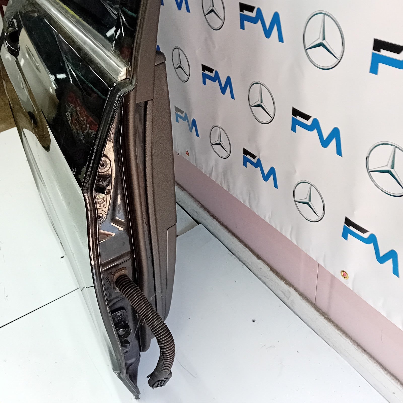 MERCEDES BENZ E-CLASS  W212 DRIVER SIDE REAR DOOR ( OFF SIDE REAR ) FM03
