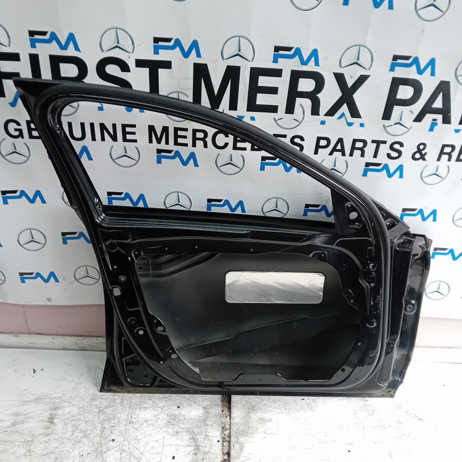 MERCEDES C-CLASS W205 SLN PASSENGE FRONT DOOR NSF BLACK 2014 ON FMD373