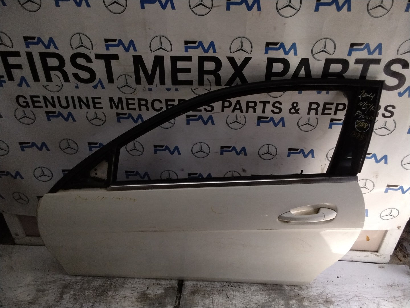 MERCEDES BENZ  C-CLS W204 SLN PASSENGER FRONT DOOR NSF WHITE 2008-14  FMD588