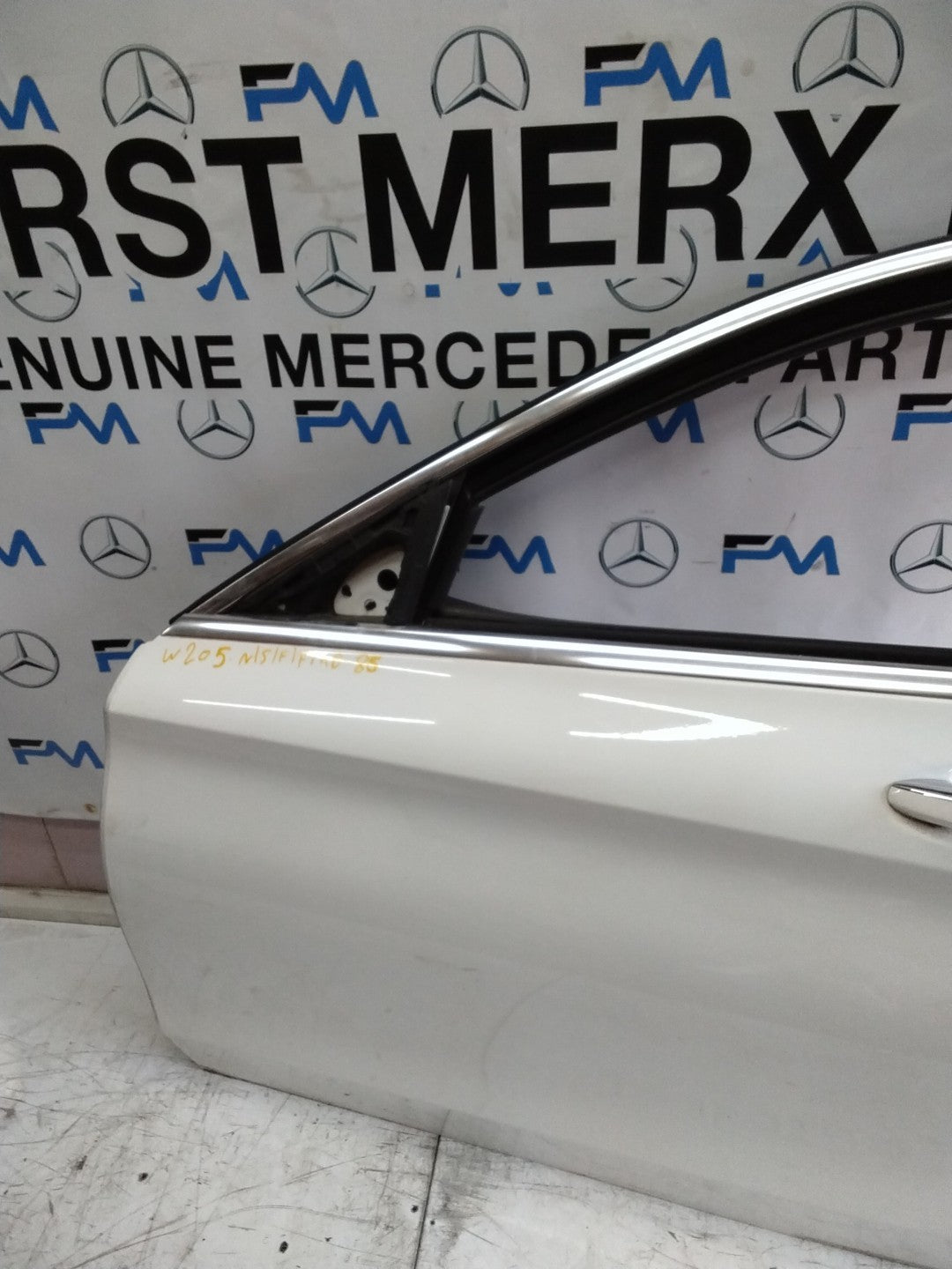 MERCEDES BENZ C-CLASS W205 PASSENGER SIDE FRONT DOOR N/S/F COMPLETE WHITE FMD85