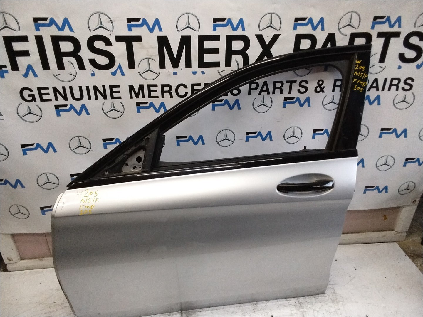 MERCEDES C-CLASS W205 PASSENGER SIDE FRONT DOOR N/S/F COMPLETE SILVER FMD105