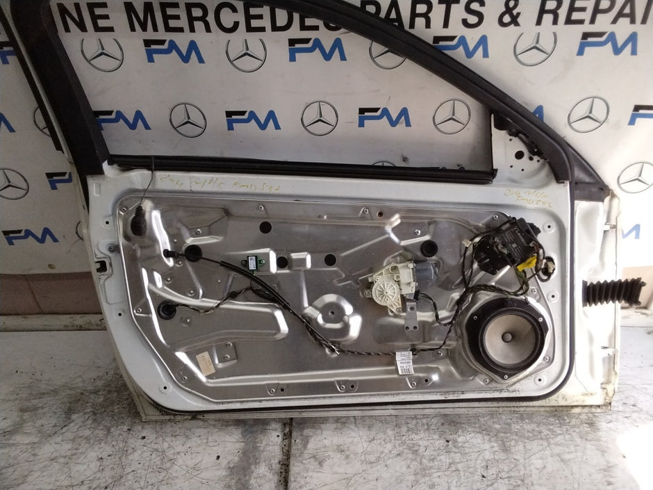 MERCEDES BENZ  C-CLS W204 SLN PASSENGER FRONT DOOR NSF WHITE 2008-14  FMD588
