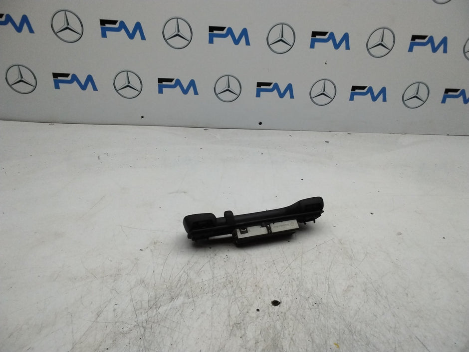  MERCEDES CLA W117 REAR RIGHT GRAB HANDLE AND LIGHT A0009064805 FMR46