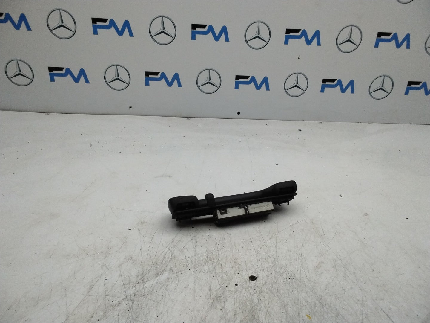  MERCEDES CLA W117 REAR RIGHT GRAB HANDLE AND LIGHT A0009064805 FMR46