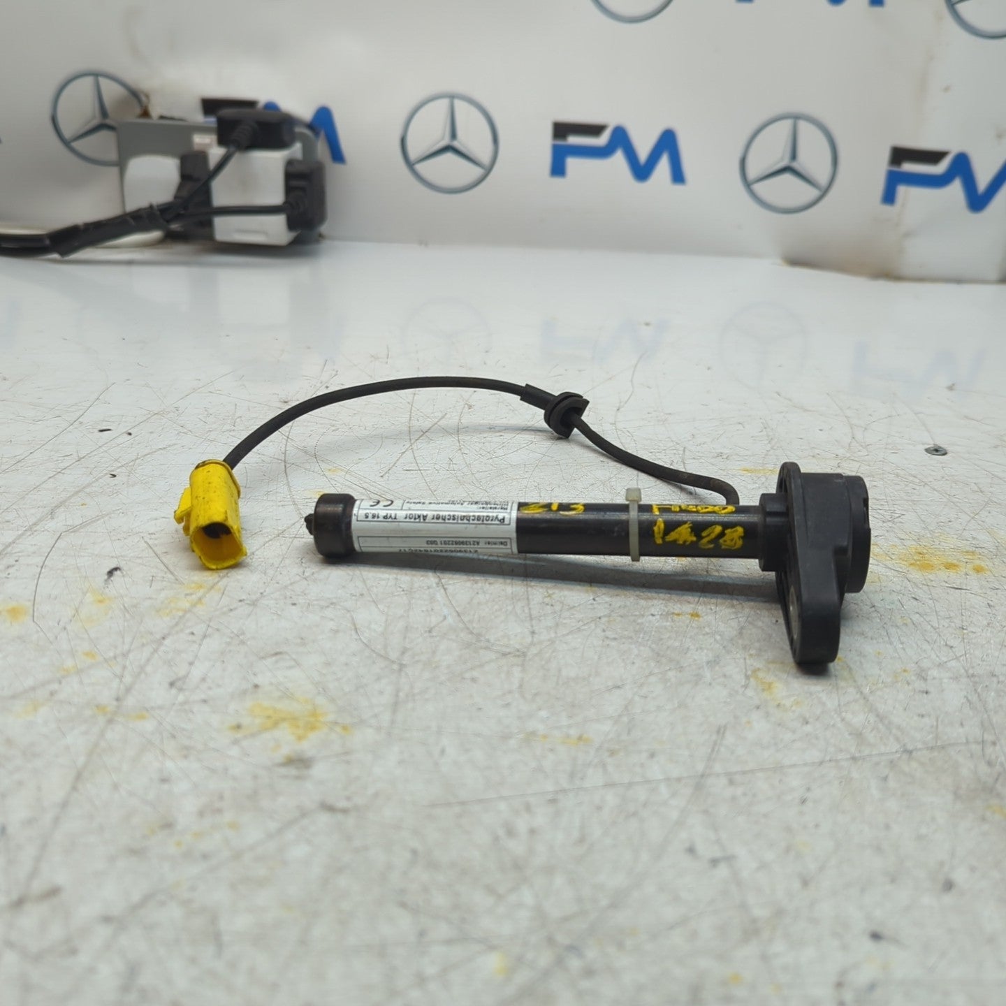 MERCEDES E CLASS W213 BONNET PEDESTRIAN ACTUATOR A2139062201 2016 FM001428