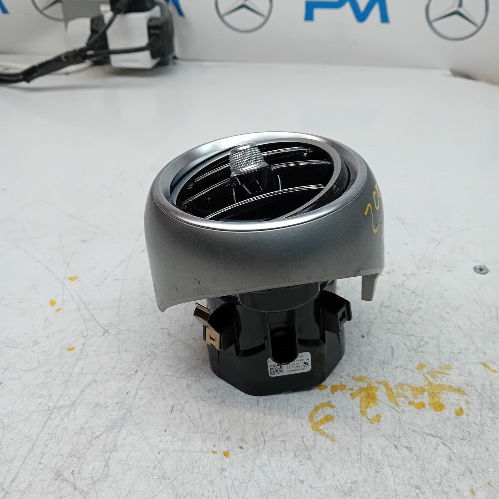 MERCEDES C-CLASS W205 DASHBOARD AIR VENT DRIVER SIDE 2014 A2058304400 FM001178