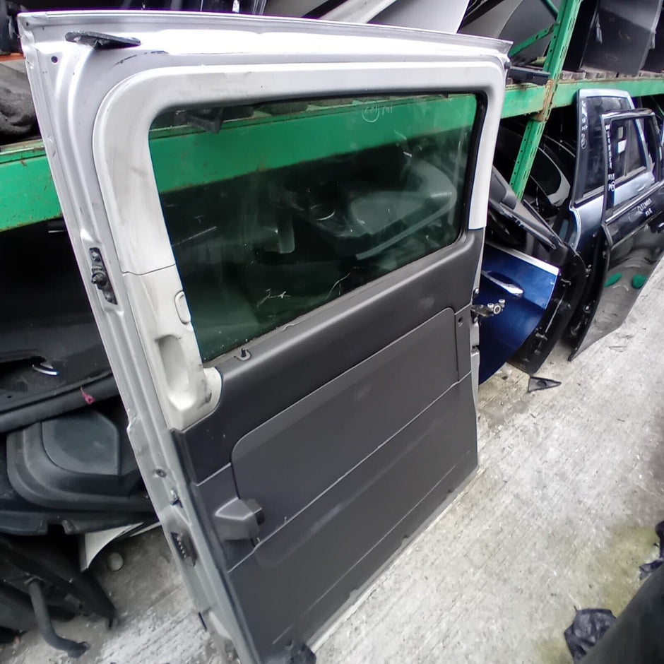 MERCEDES BENZ VITO VIANO W639 PASSENGER SIDE  DOOR ( NEAR SIDE  )