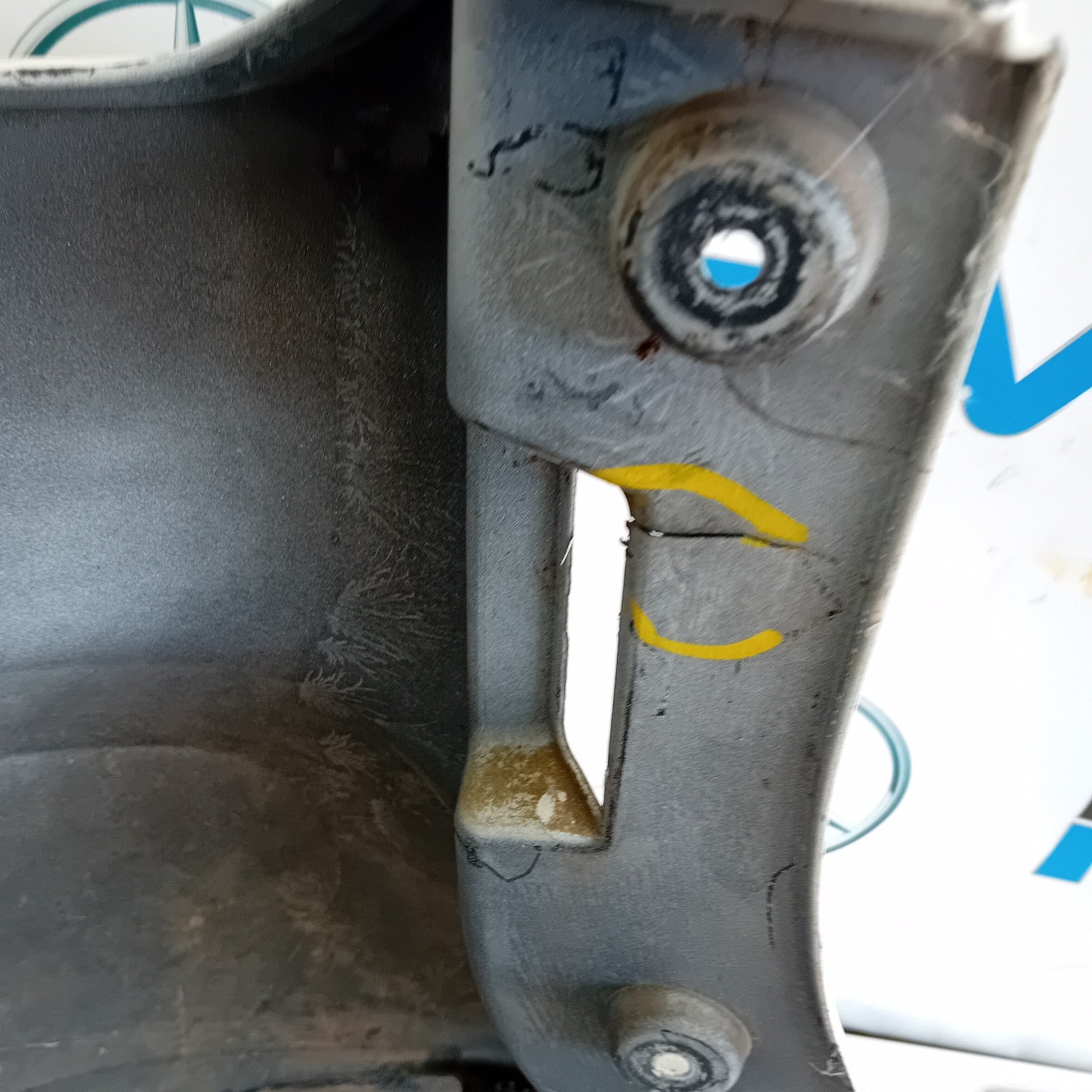 MITSUBISHI OUTLANDER MK3 REAR BUMPER WHITE 2013 COMPLETE FMX107