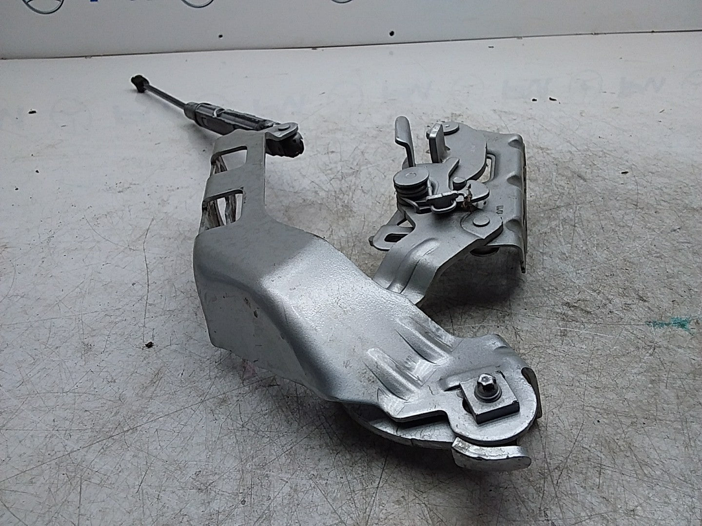 MERCEDES BENZ  C-CLASS W205 BONNET HINGE LEFT PASSENGER SIDE A2058800828 FMR475