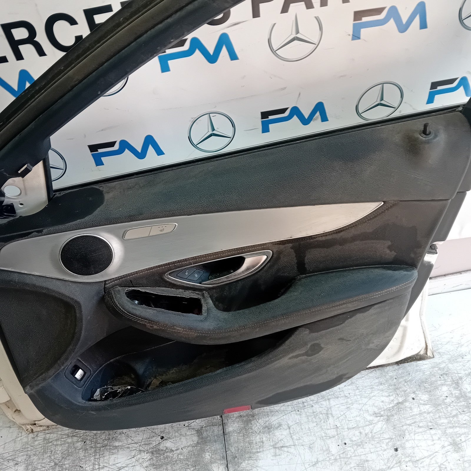 MERCEDES C-CLASS W205 DRIVER FRONT DOOR OSF 2014 WHITE COMPLETE  FMD510