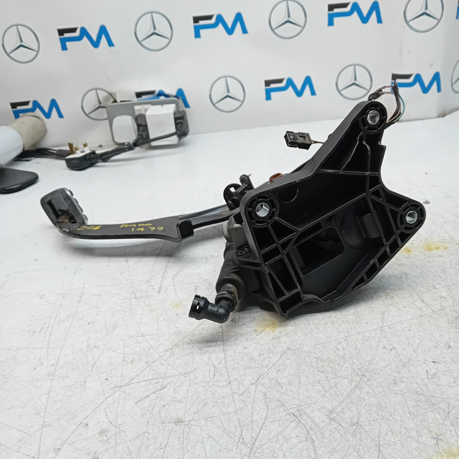 MERCEDES B-CLASS W246 CLUTCH PEDAL WITH CYLIBDER A2462900619 2015  FM001477