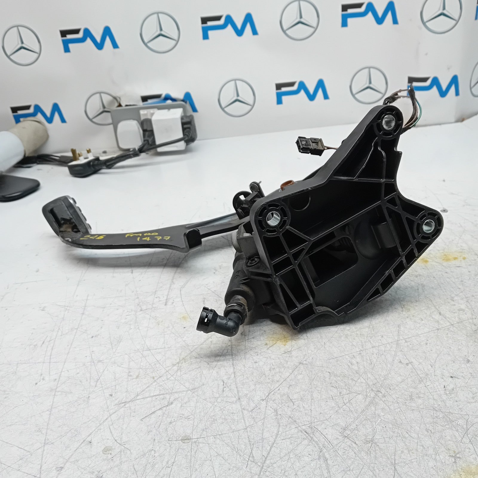 MERCEDES B-CLASS W246 CLUTCH PEDAL WITH CYLIBDER A2462900619 2015  FM001477