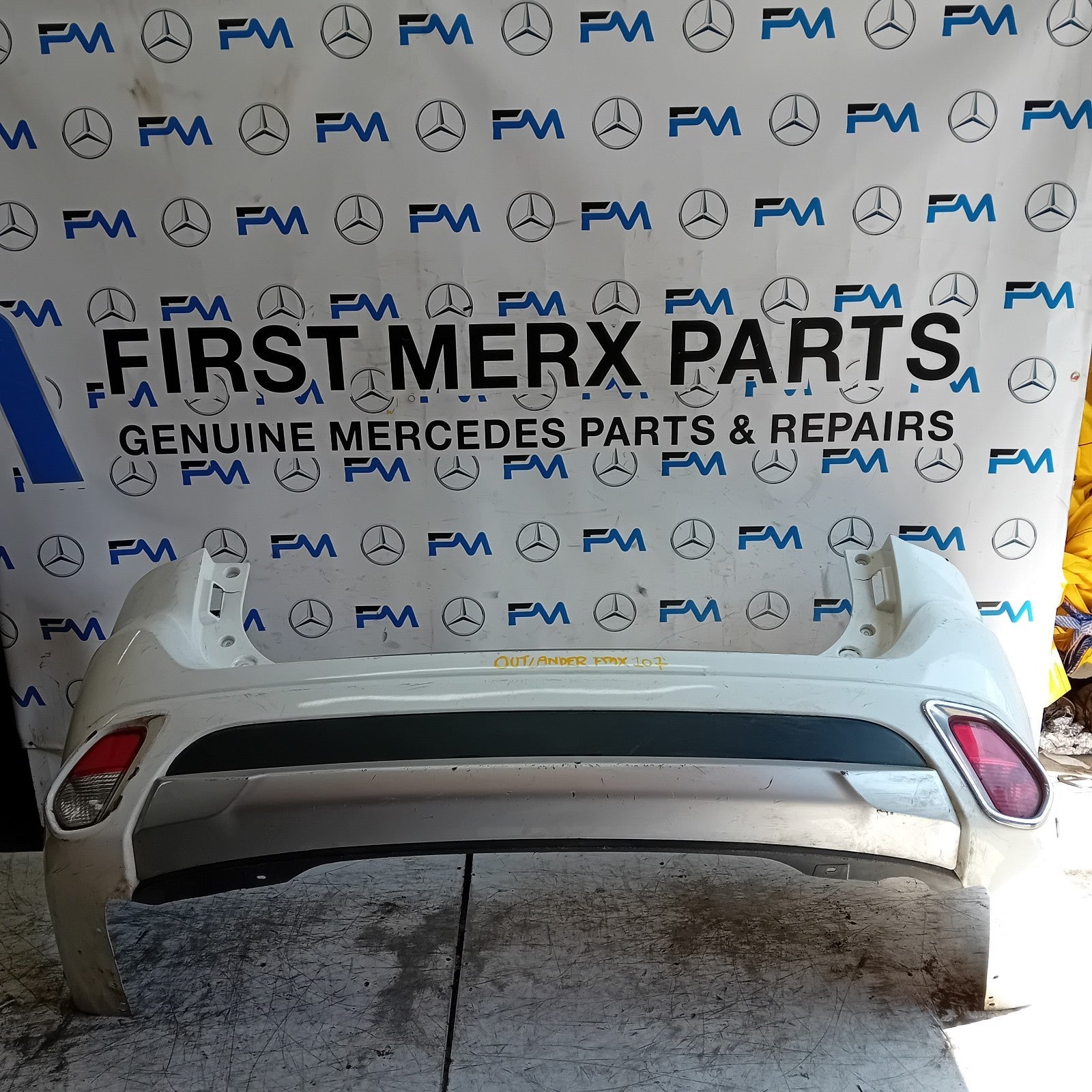 MITSUBISHI OUTLANDER MK3 REAR BUMPER WHITE 2013 COMPLETE FMX107