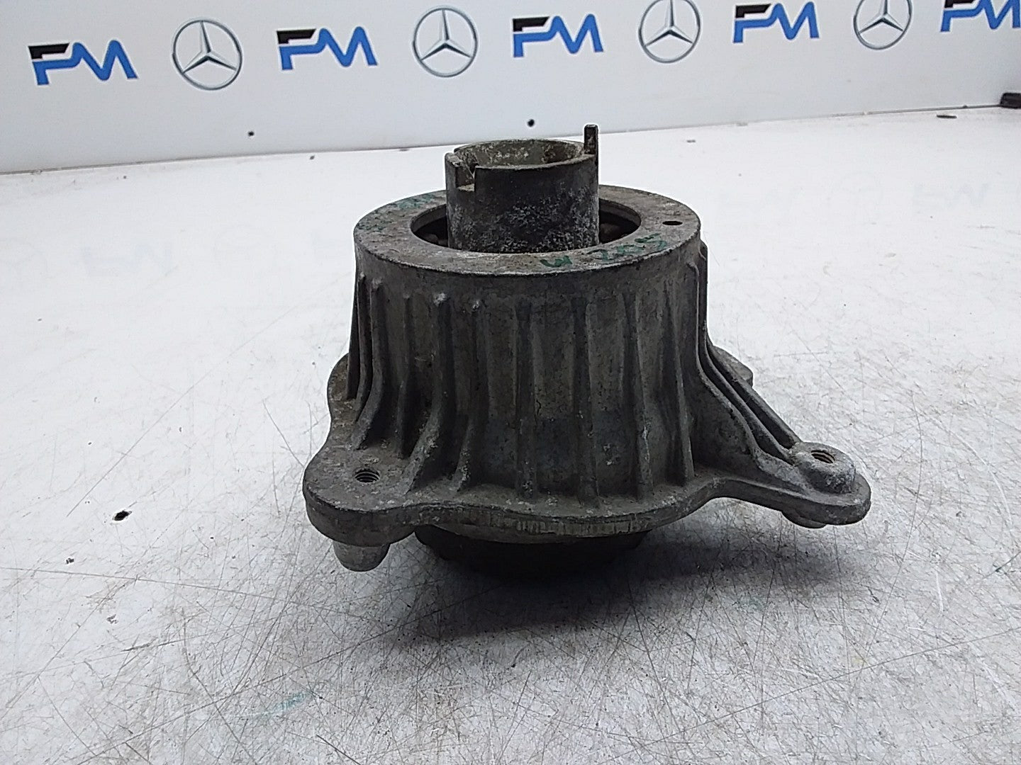 MERCEDES BENZ  C-CLASS W205  ENGINE MOUNT RIGHT OS A2052406717 FMR325
