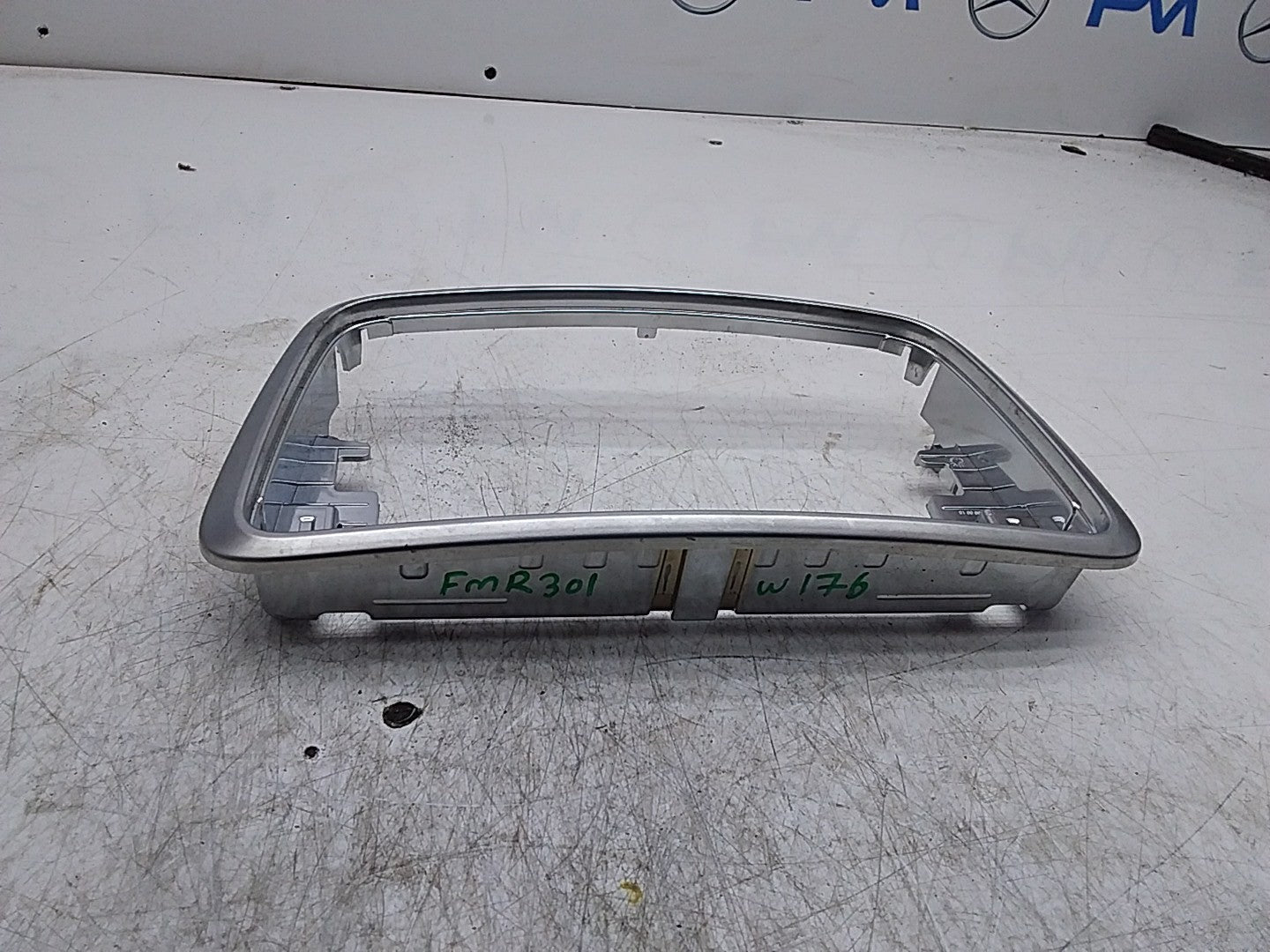 MERCEDES A-CLS W176 STEREO SURROUND TRIM A1766890018 FMR301