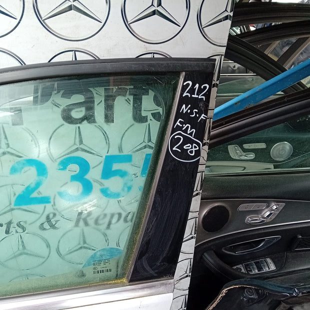 MERCEDES BENZ E-CLASS  W212  PASSENGER SIDE FRONT DOOR ( NEAR SIDE FRONT )