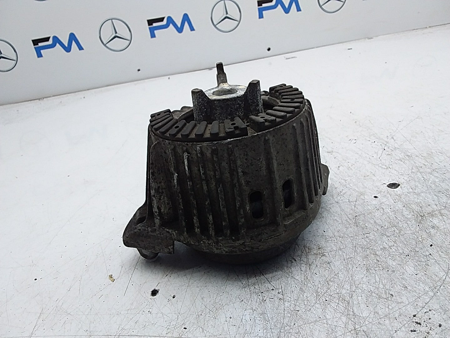 MERCEDES BENZ  E-CLASS W212  ENGINE MOUNT RIGHT OS A2122404217 FMR328