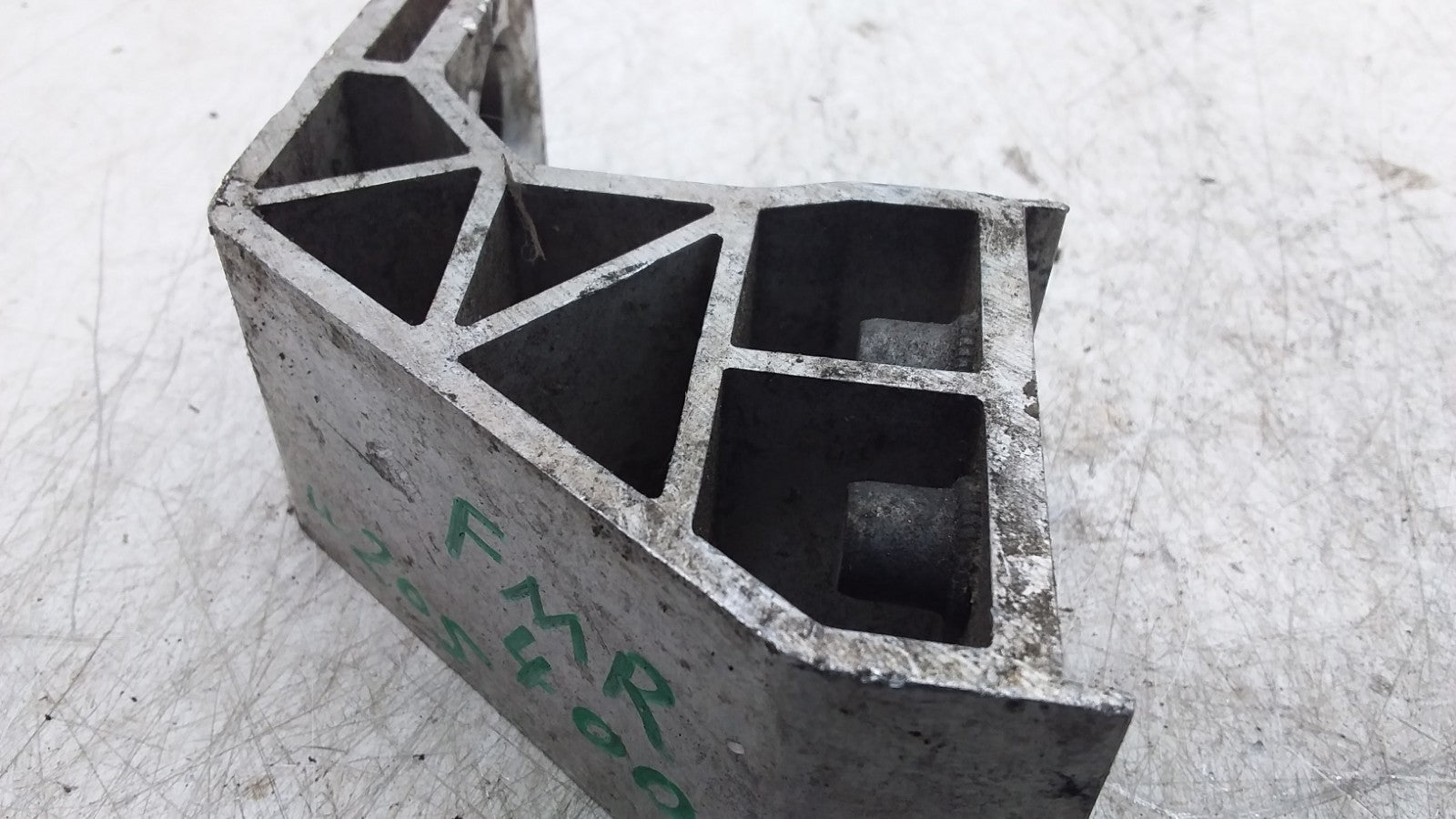 MERCEDES BENZ  C-CLASS  RADIATOR MOUNT BRACKET RIGHT SIDE   FMR400