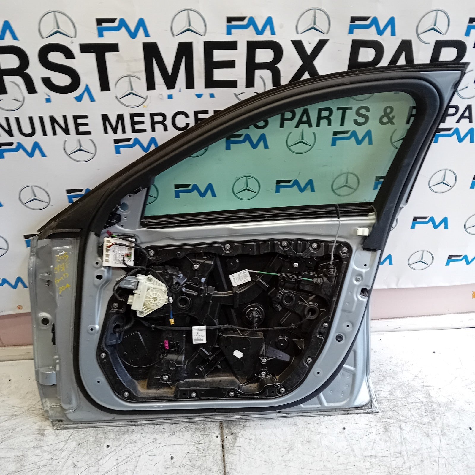 MERCEDES BENZ C-CLASS W205 SALOON DRIVER  FRONT DOOR OSF SILVER 2014 ON  FMD204