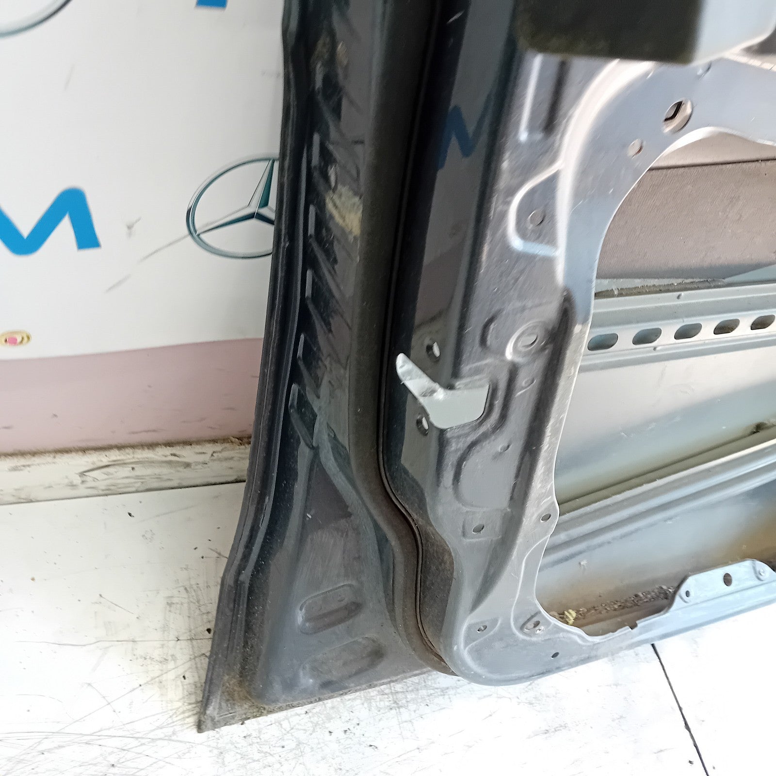 MERCEDES BENZ  E-CLASS W212 PASSENGER FRONT DOOR NSF 2015  GREY FMD522