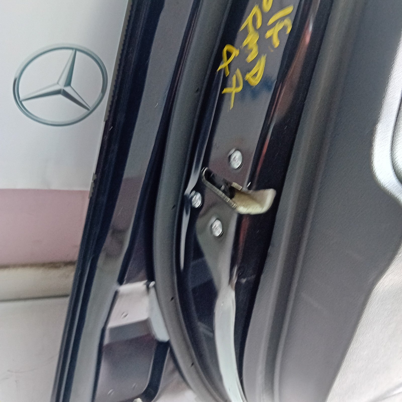MITSUBISHI OUTLANDER  PASSENGER SIDE FRONT DOOR N/S/F COMPLETE BLACK FMD47
