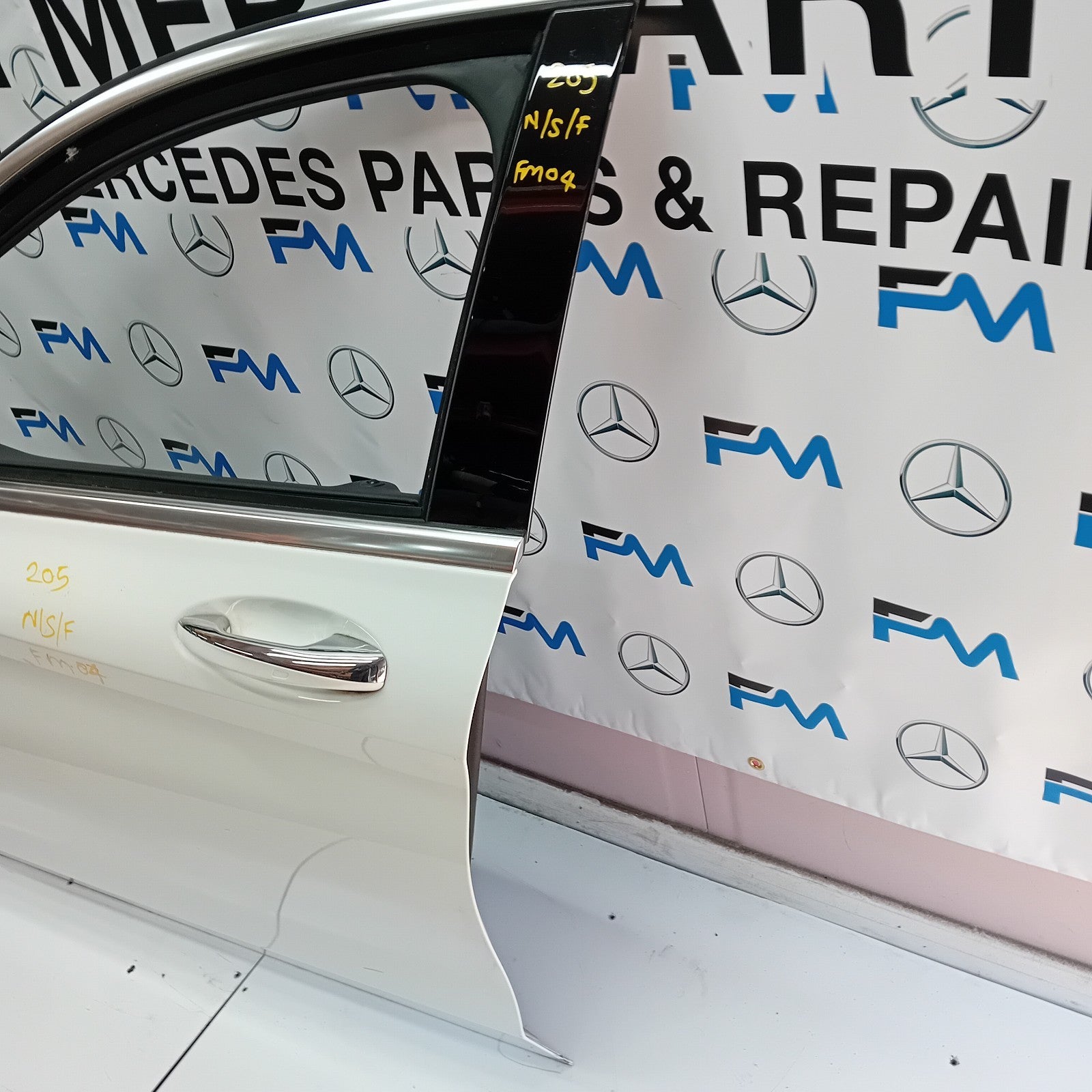 MERCEDES BENZ C-CLASS  W205 PASSENGER SIDE FRONT DOOR ( NEAR SIDE FRONT ) FM04