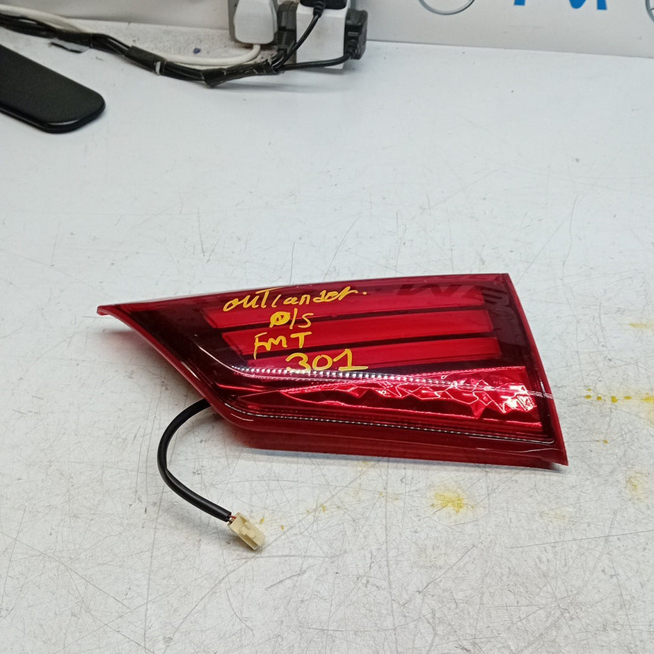 MITSUBISHI OUTLANDER MK3 DRIVER SIDE RIGHT REAR INNER TAIL LIGHT 2013 FMT301